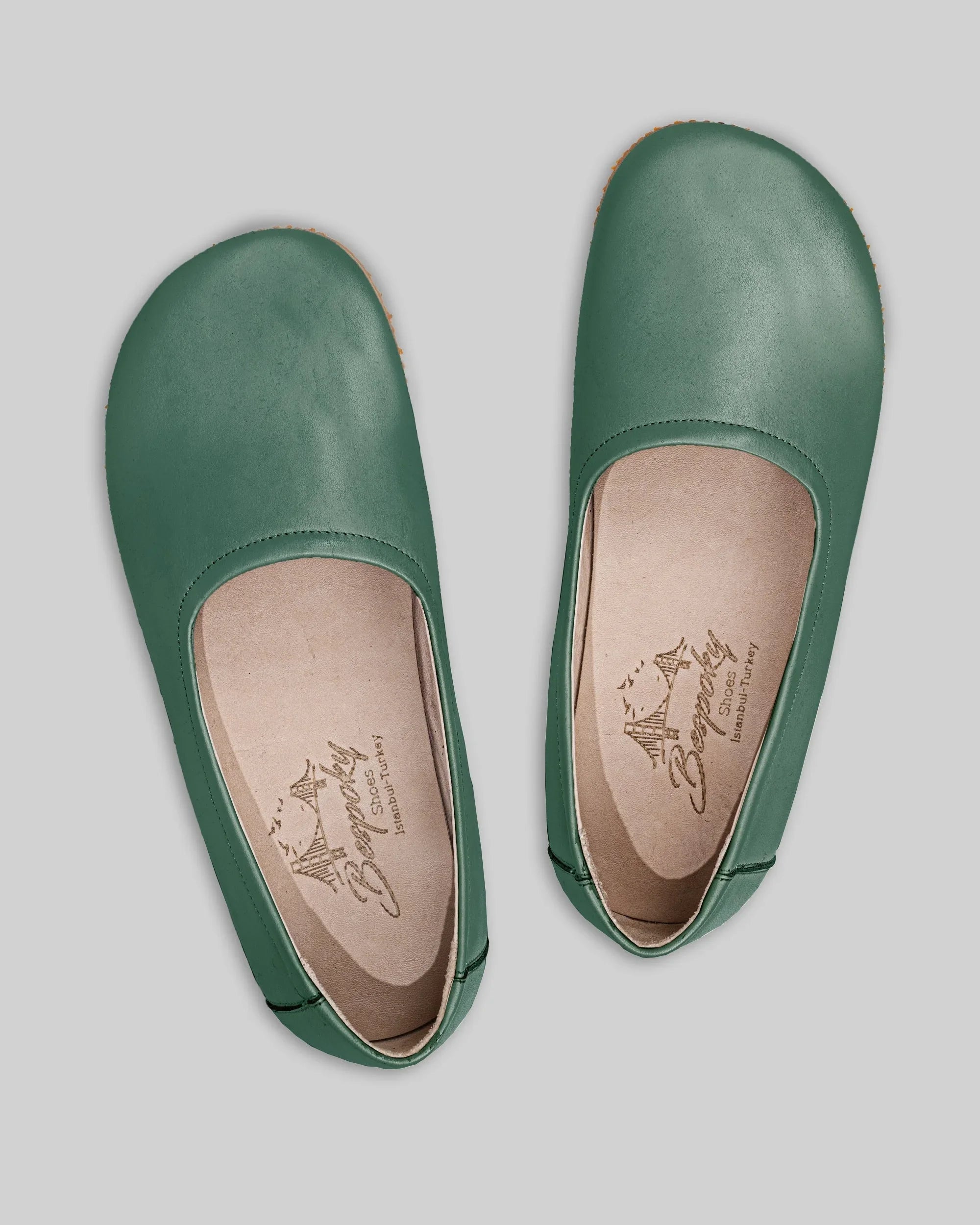 Zijaanzicht groene ballerina's - Kalfslleer Zero Drop | Bespoky
