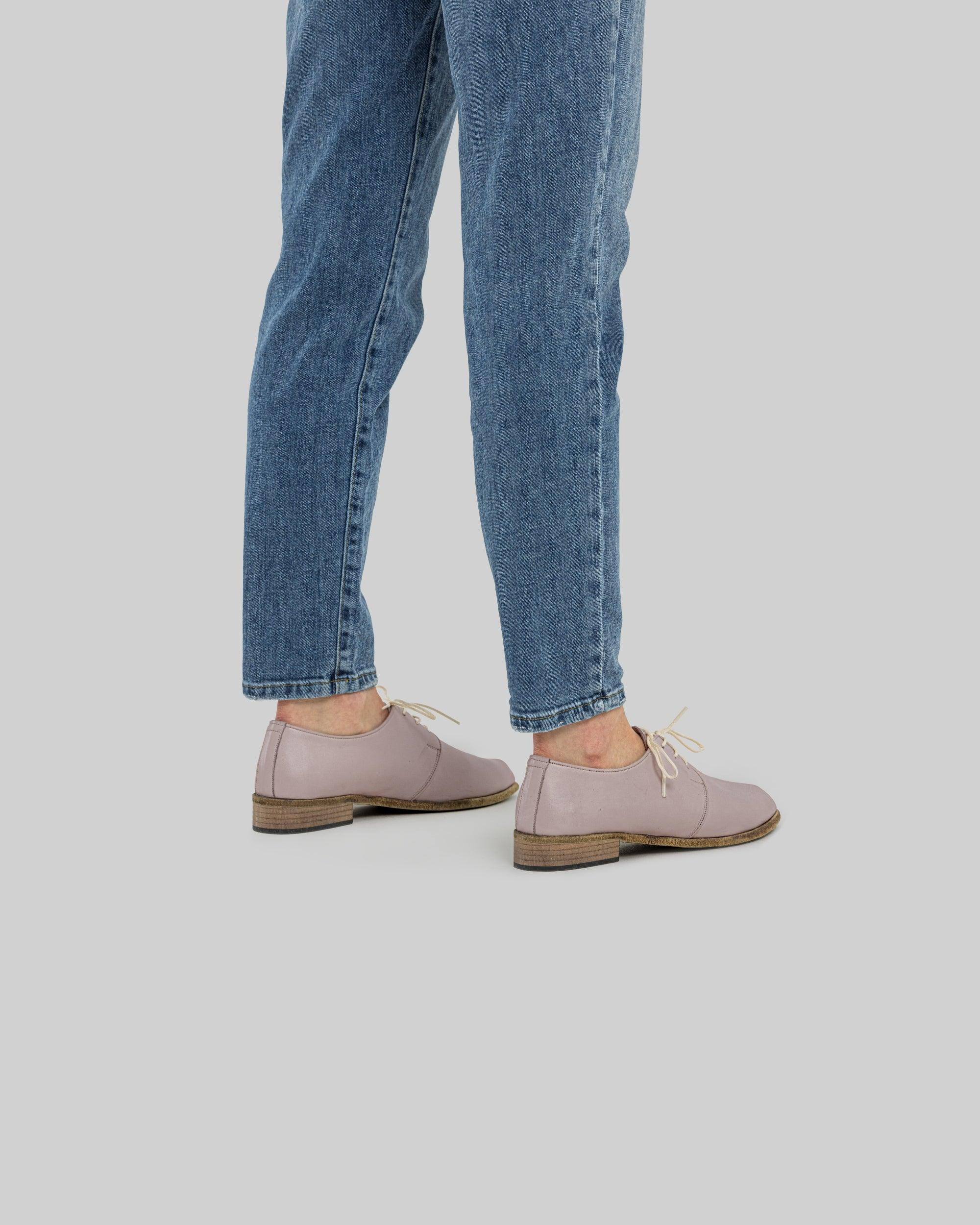 Close-up calf leather - Pink Pointed Toe Oxford Detail | Bespoky