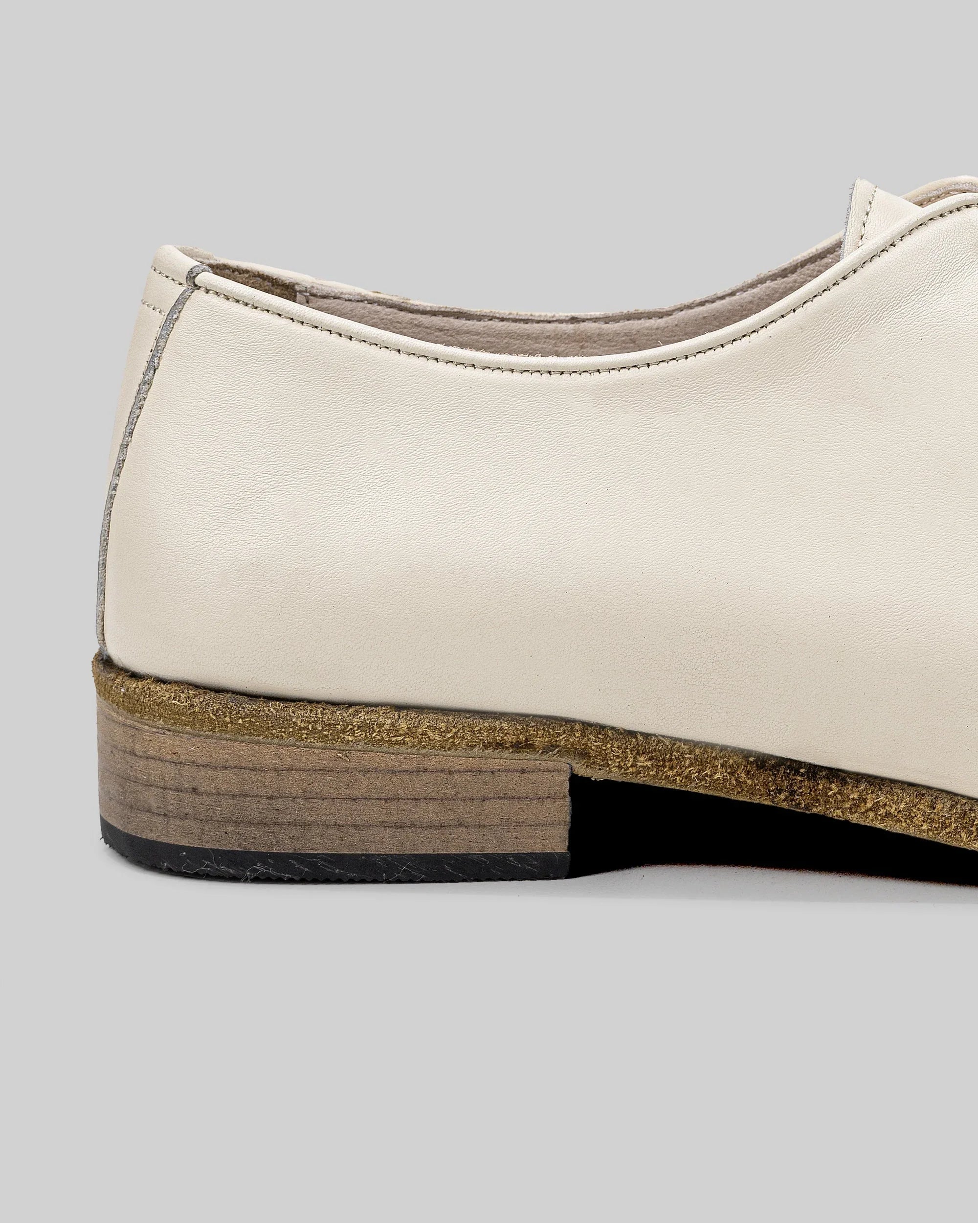 Close-up calf leather - Cream Pointed Toe Oxford Detail | Bespoky