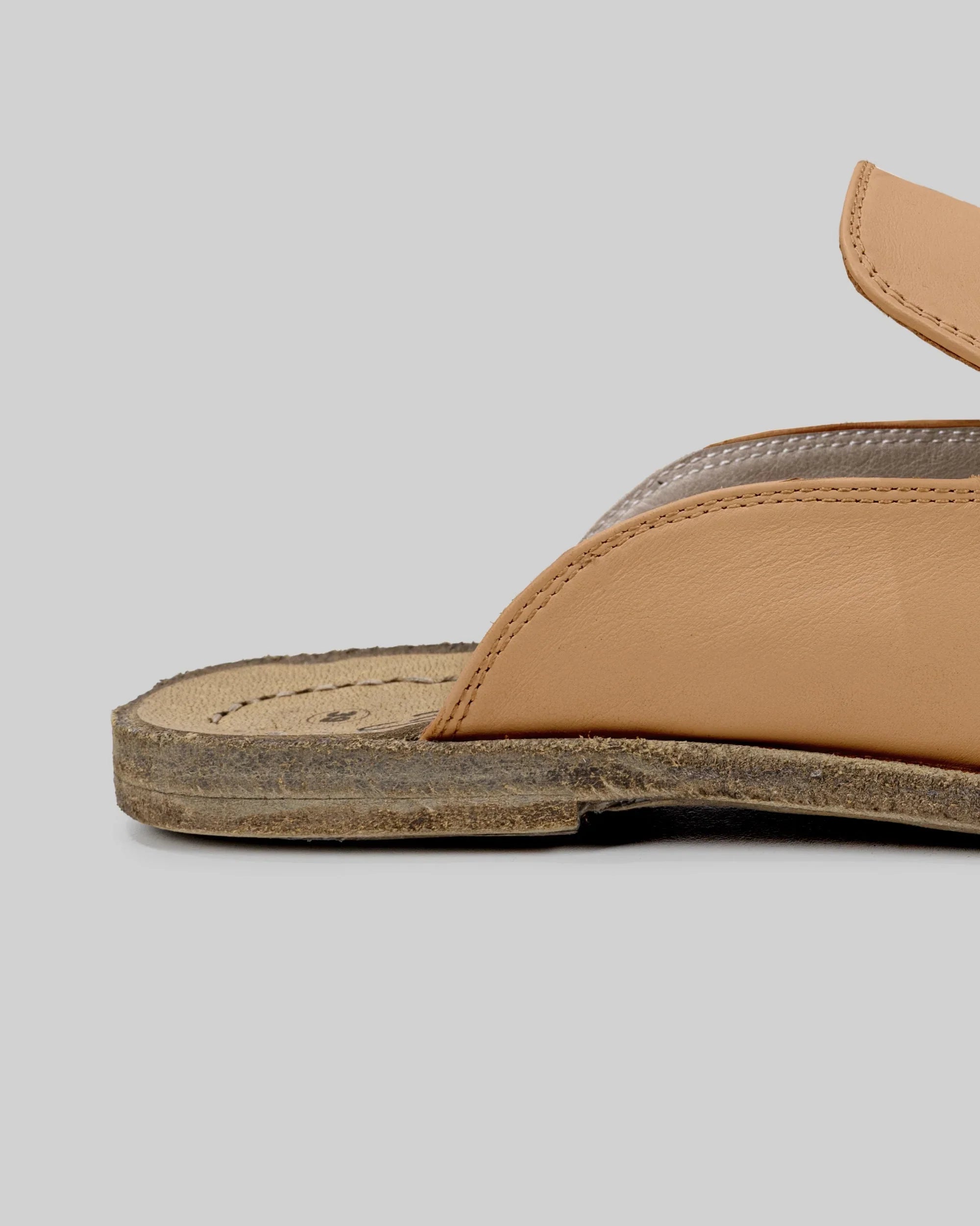 Close-up calf leather - Undyed Pointed Toe Mules Detail | Bespoky