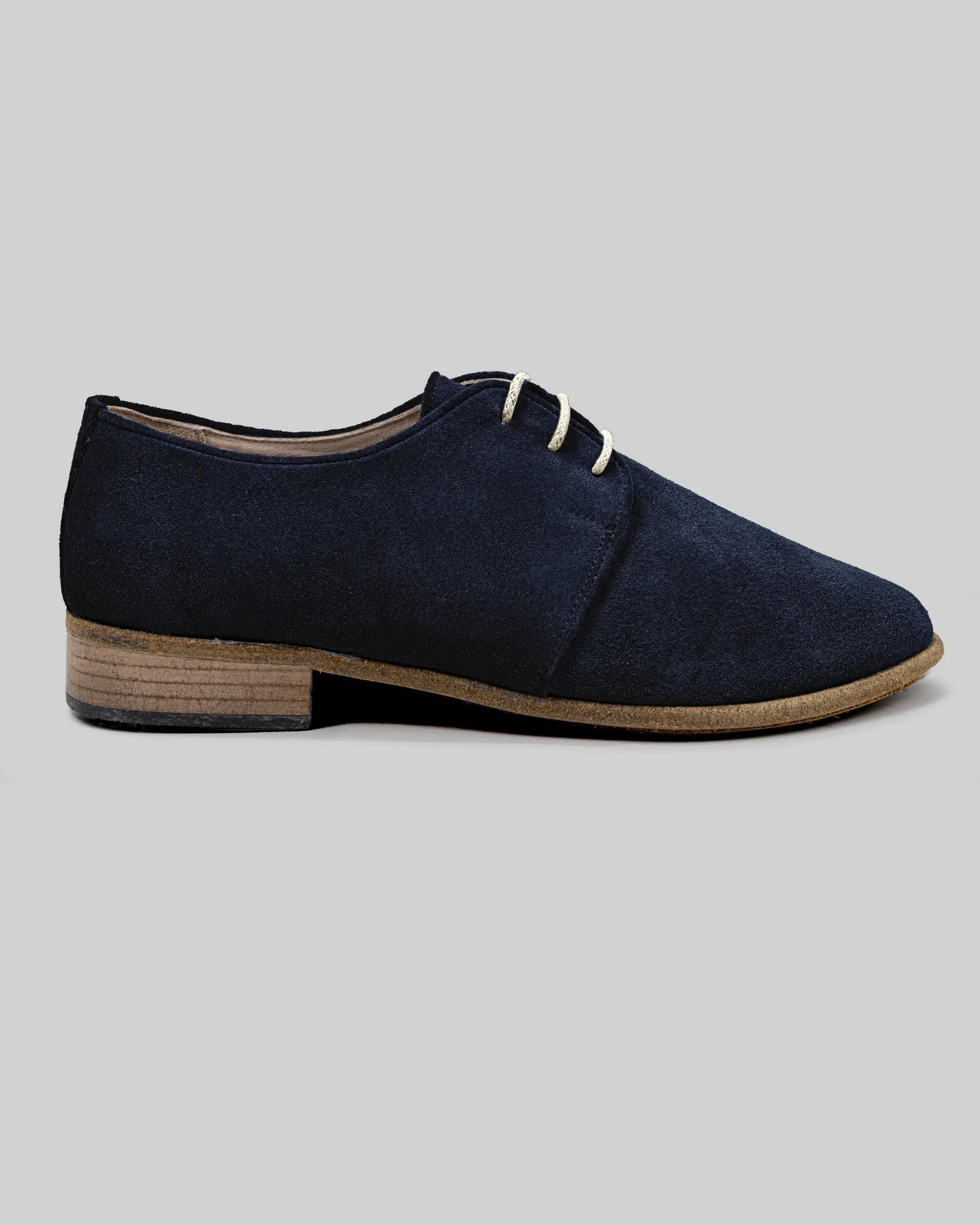 Seitenansicht Navy Spitz zulaufender Oxford - Kalbsleder Zero Drop | Bespoky