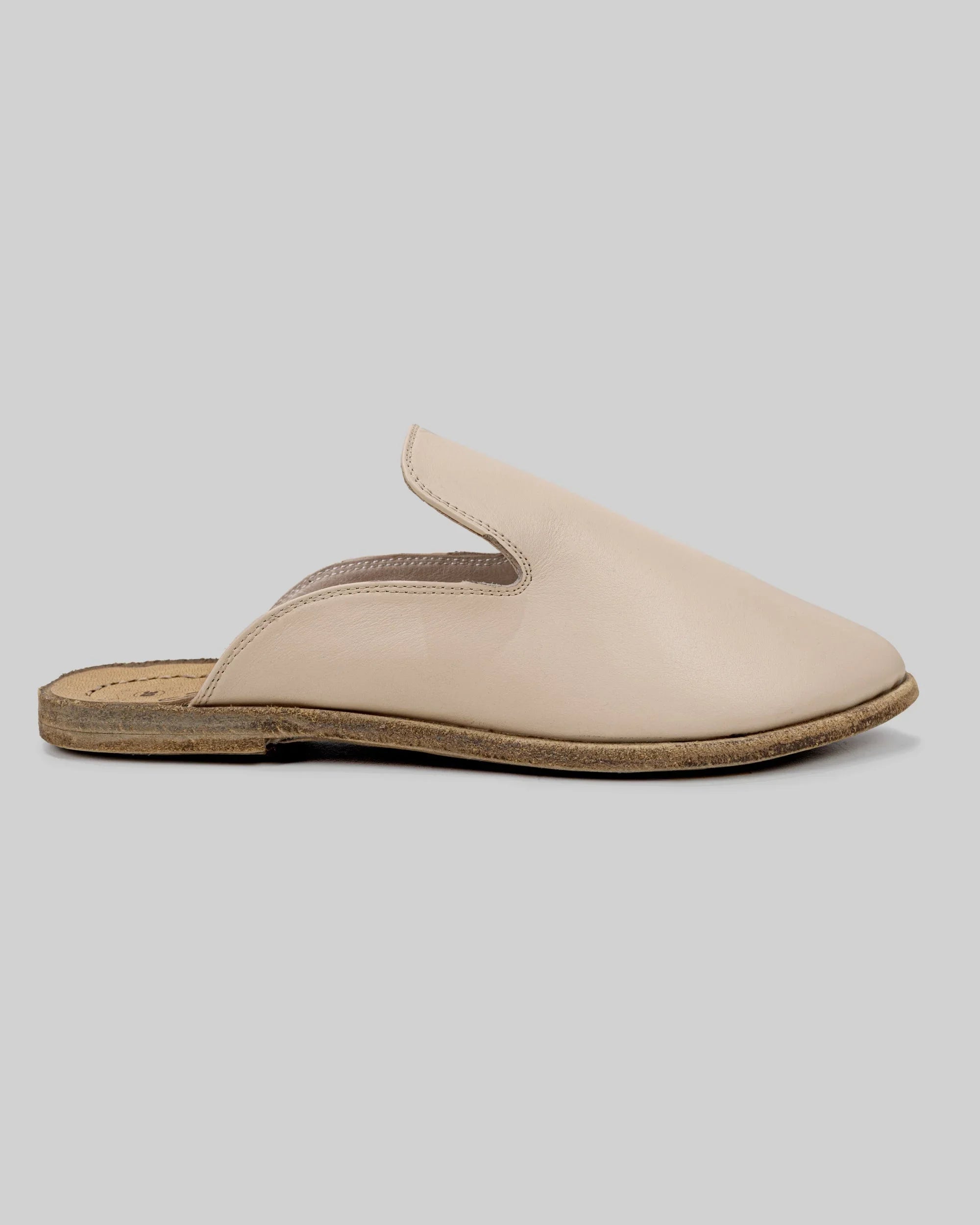 Sohlen-Detail Beige Spitz zulaufende Mules - Zero Drop Kalbsleder | Bespoky