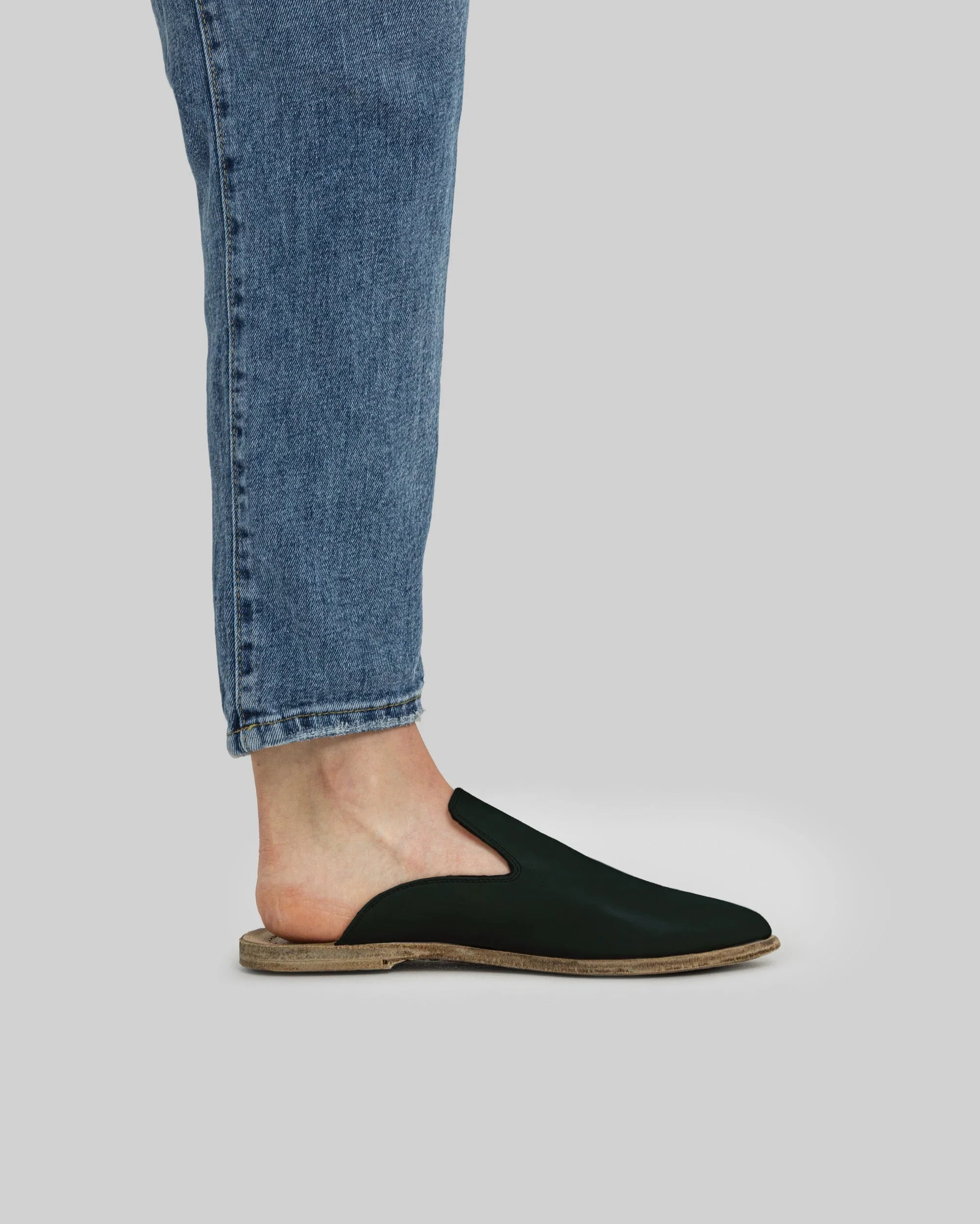 Nahaufnahme Kalbsleder - Detail Dunkelgrüne Spitz zulaufende Mules | Bespoky