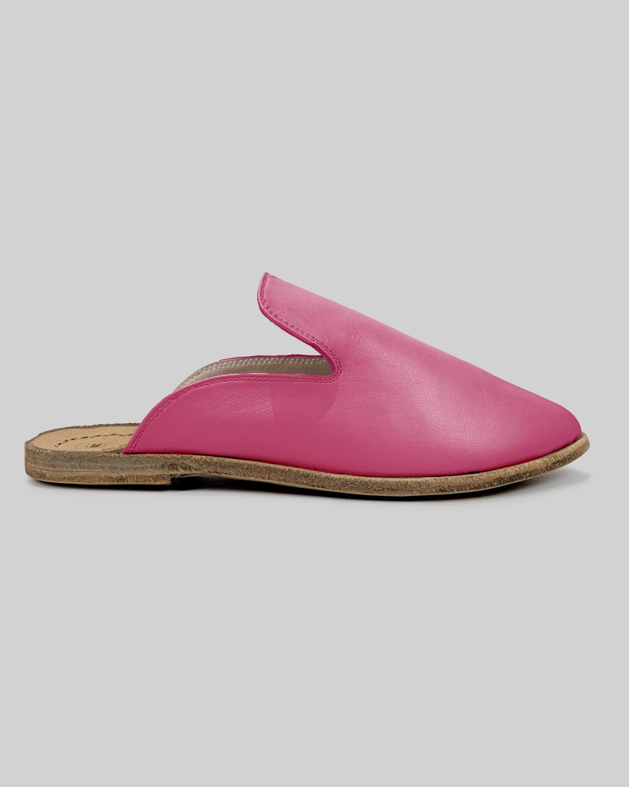 Seitenansicht Fuchsia Spitz zulaufende Mules - Kalbsleder Zero Drop | Bespoky