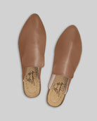 Seitenansicht Tan Spitz zulaufende Mules - Kalbsleder Zero Drop | Bespoky