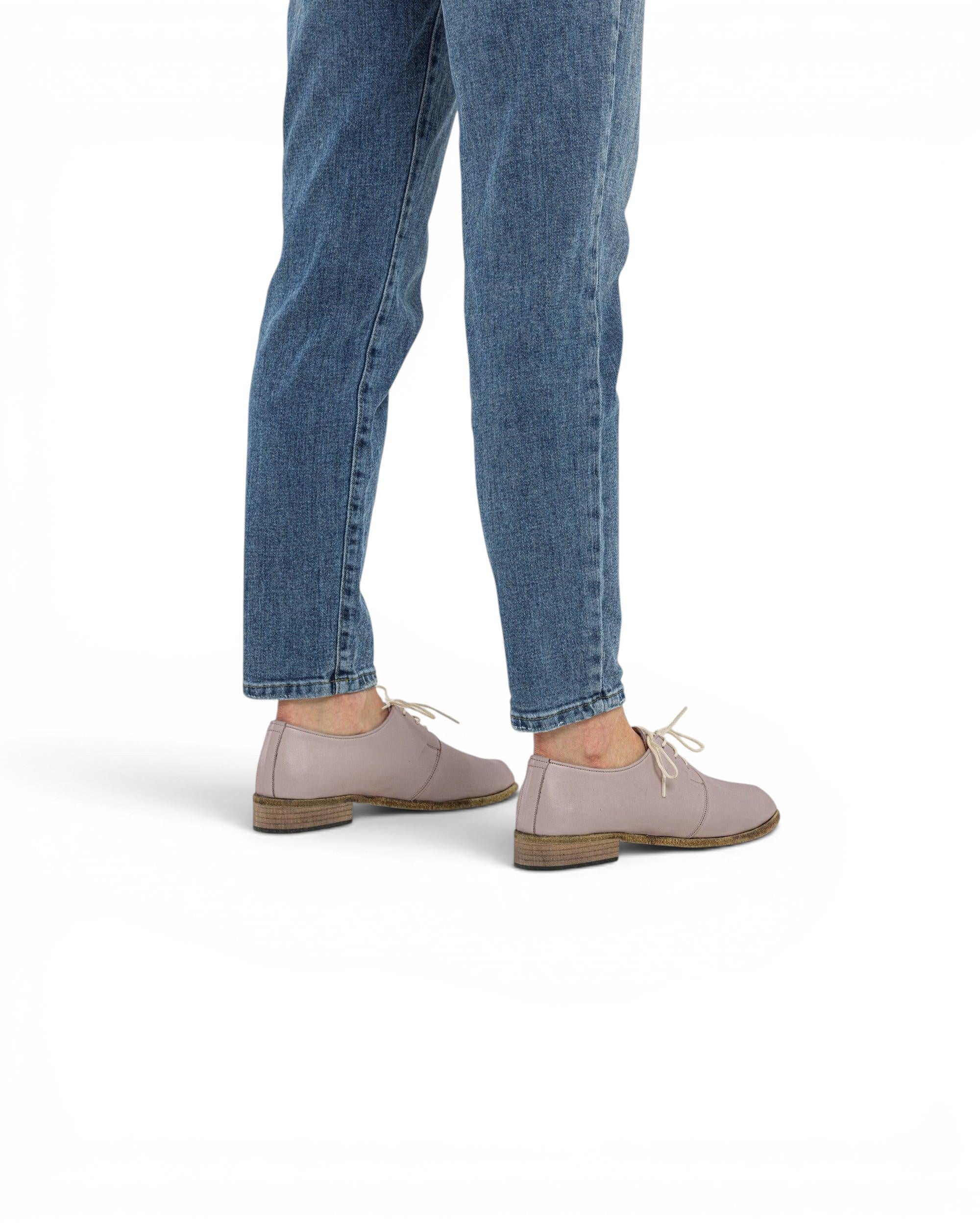 Close-up calf leather - Pink Pointed Toe Oxford Detail | Bespoky