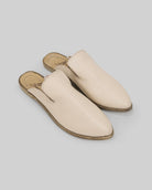 Damen Beige Spitz zulaufende Mules - Handgefertigte Kalbsleder Breite Zehenbox | Bespoky