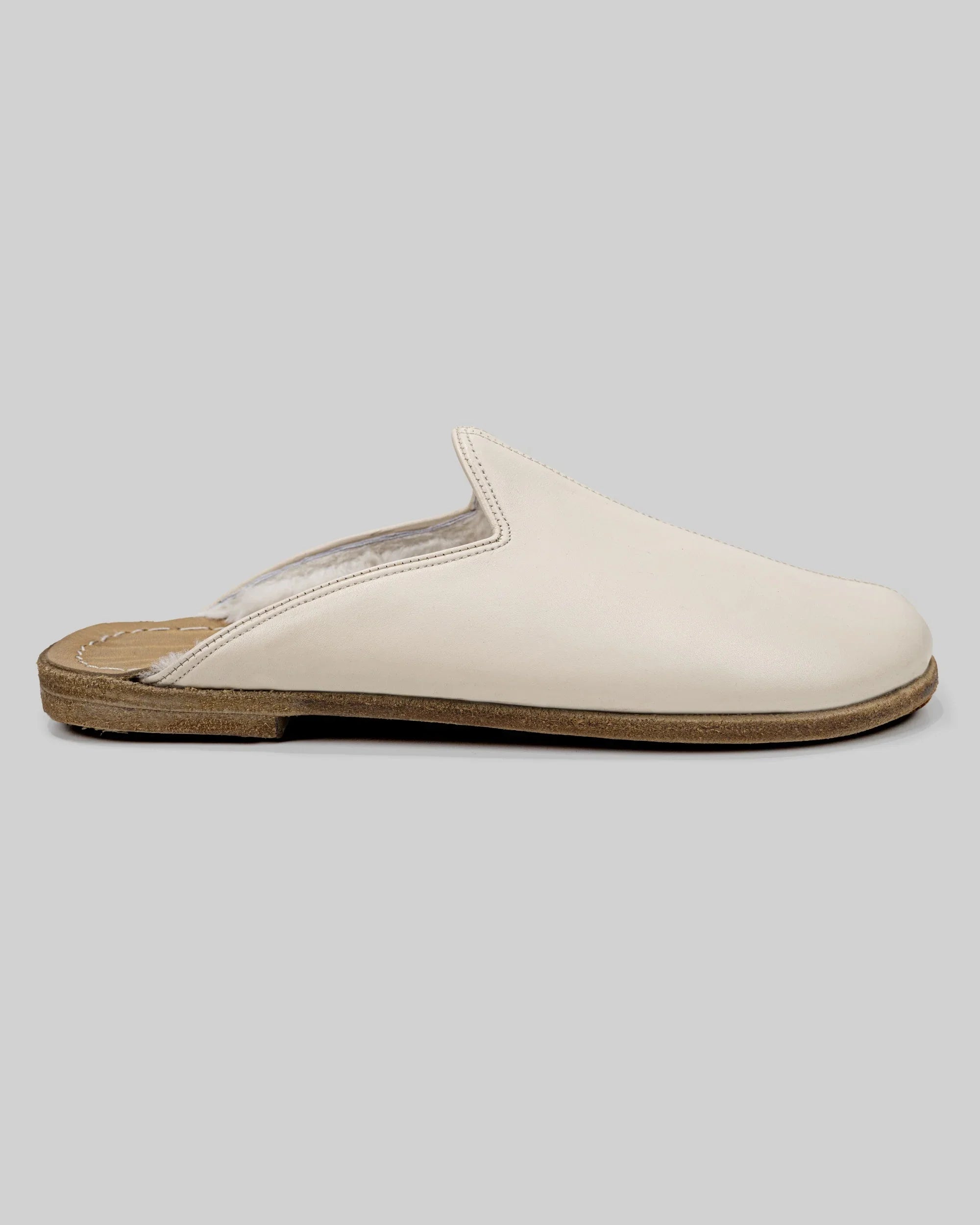 Close-up calf leather - Cream Shearling Slippers Detail | Bespoky