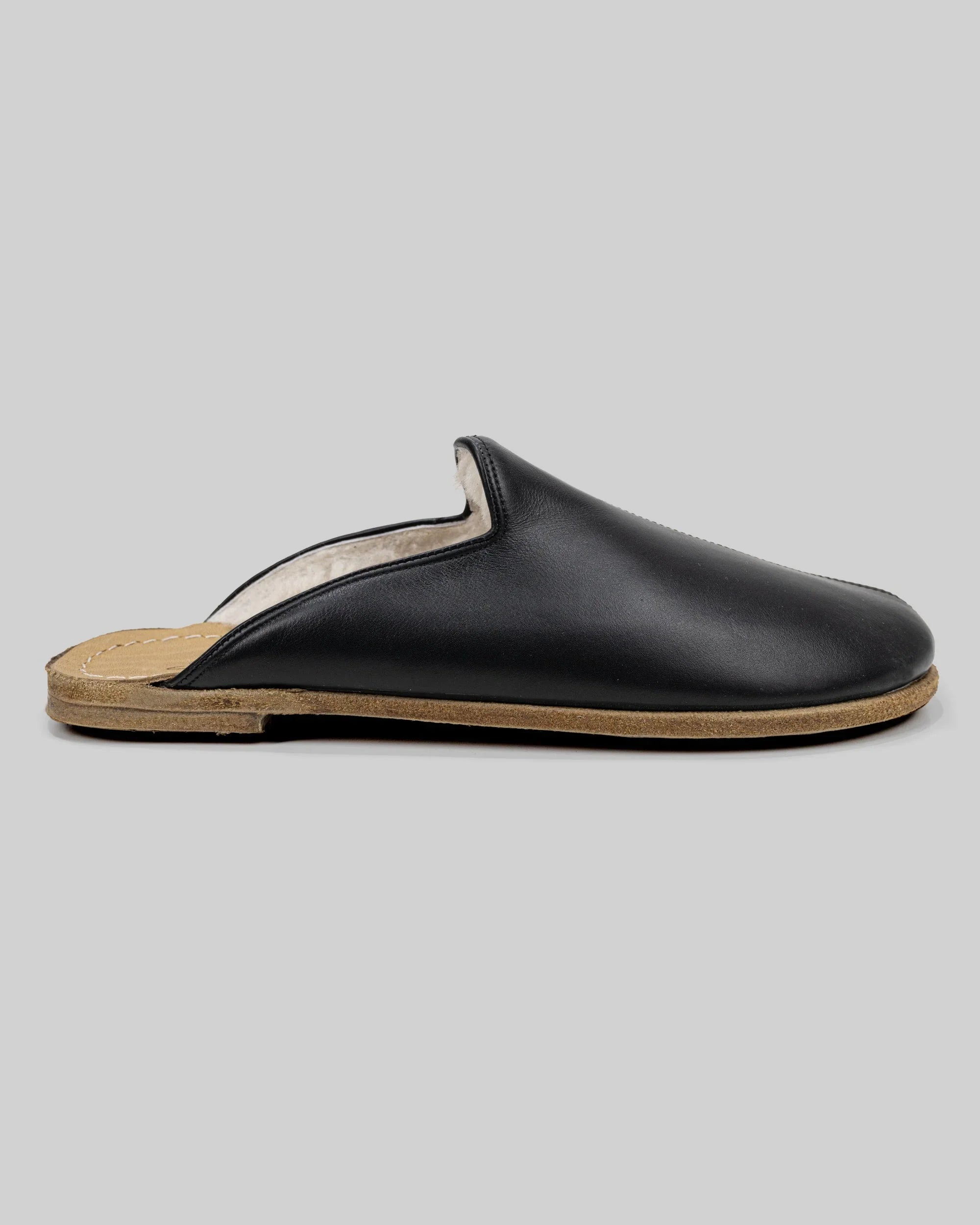 Close-up calf leather - Black Shearling Slippers Detail | Bespoky