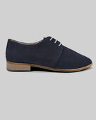 Seitenansicht Navy Spitz zulaufender Oxford - Kalbsleder Zero Drop | Bespoky