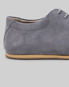 Vista lateral de zapatilla descalza gris - Cuero de becerro sin diferencia de altura | Bespoky