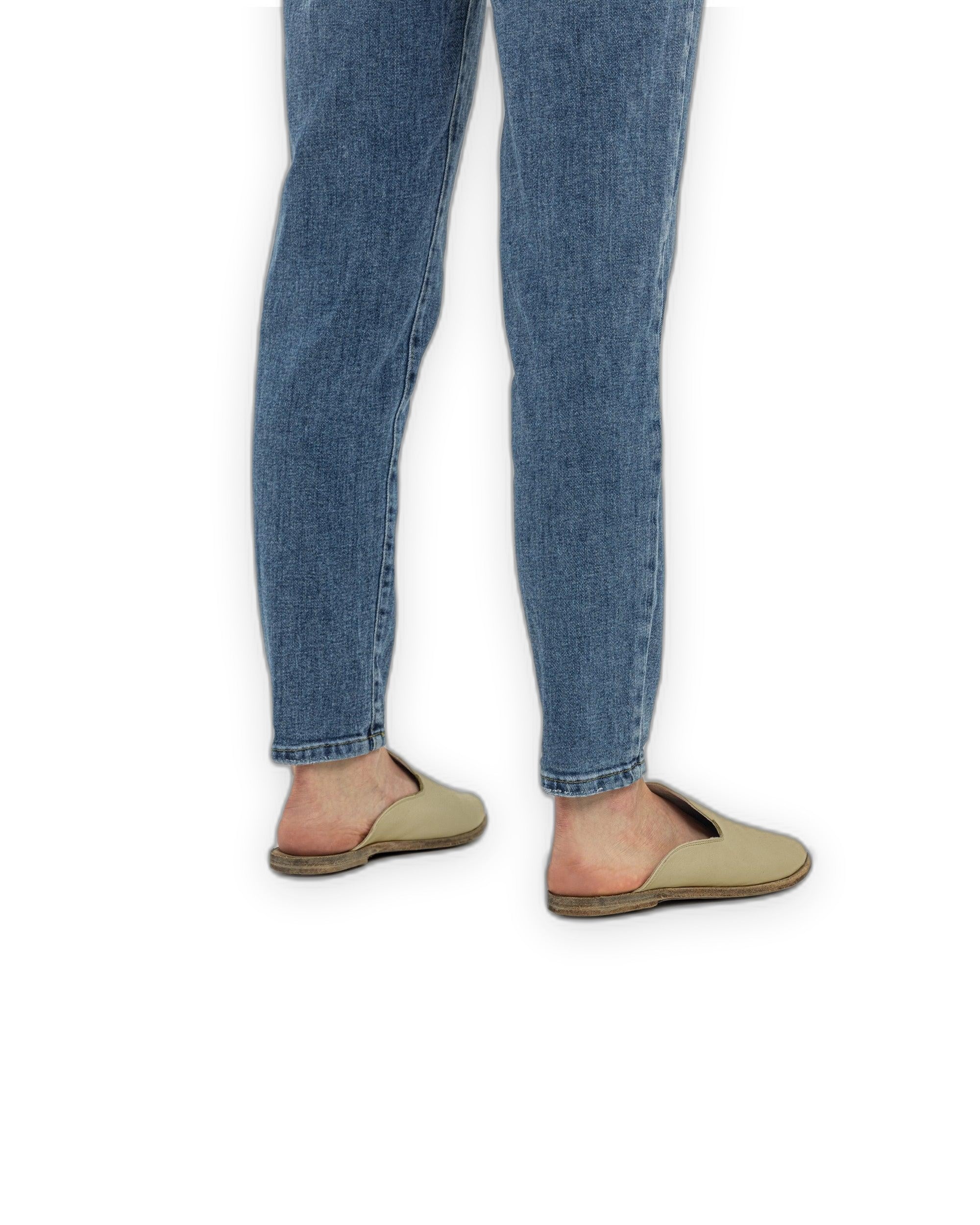 Close-up calf leather - Yellow Pointed Toe Mules Detail | Bespoky