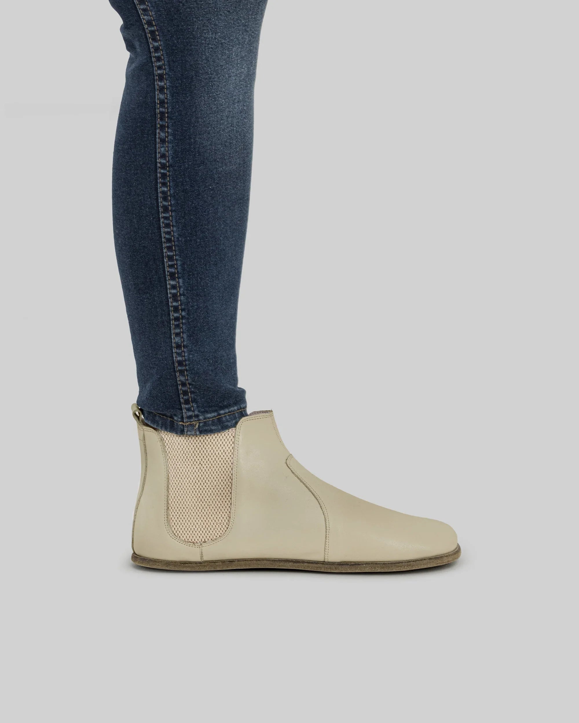 Close-up calf leather - Beige Chelsea Boots Detail | Bespoky